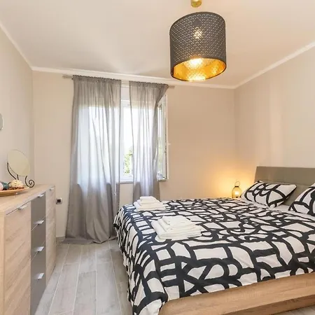 Apartment In With Balcony, Air Conditioning, Wifi, Washing Machine 5175-1 Opatija