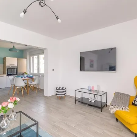 Apartment In With Balcony, Air Conditioning, Wifi, Washing Machine 5175-1 *